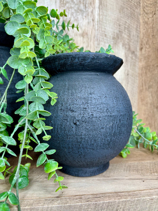 BLACK ROUND POT