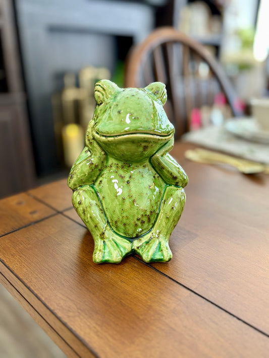 GREEN SITTING FROG