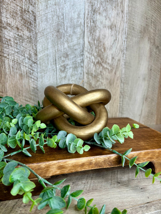 GOLD LINKED WOOD KNOT DECOR