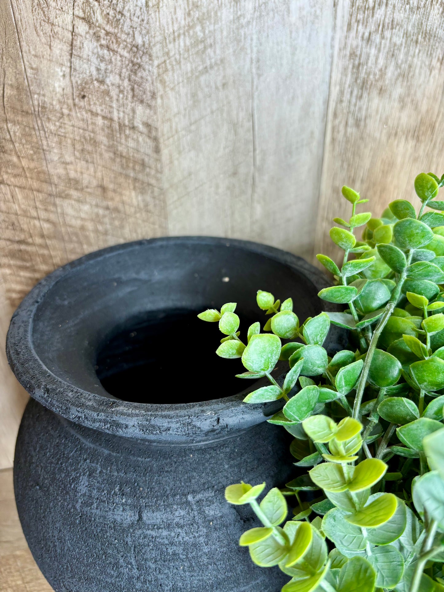 BLACK ROUND POT