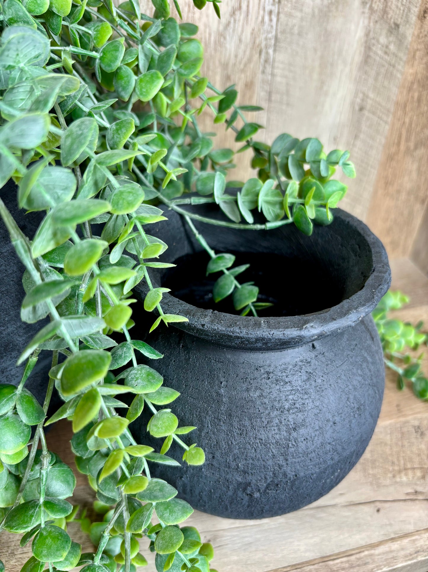 BLACK ROUND POT