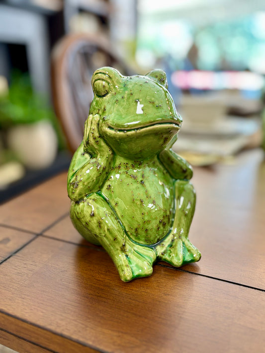 GREEN SITTING FROG