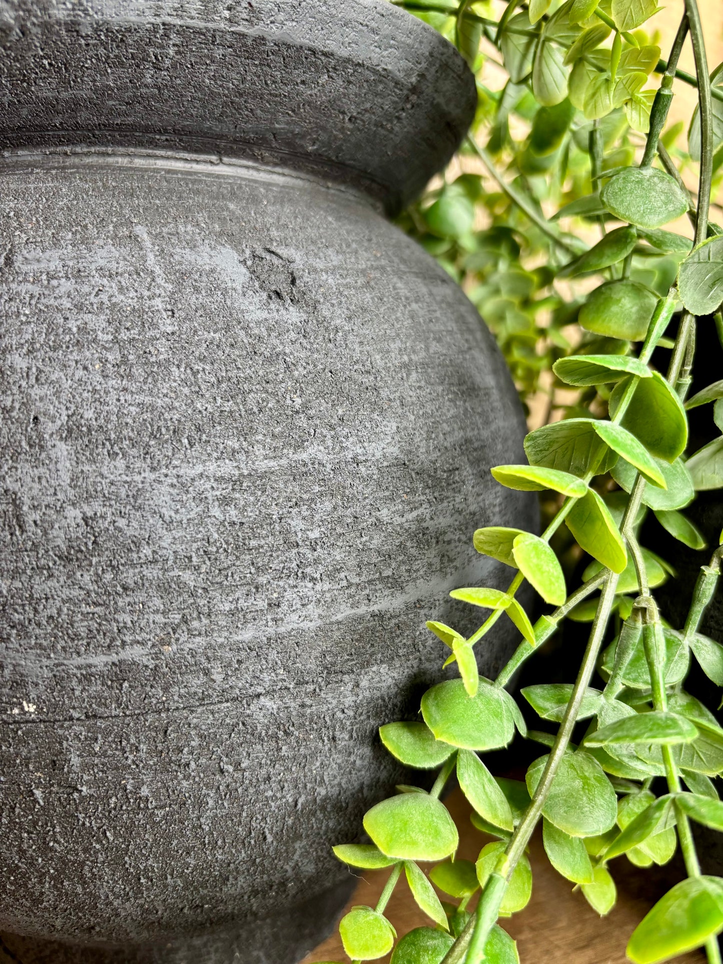 BLACK ROUND POT