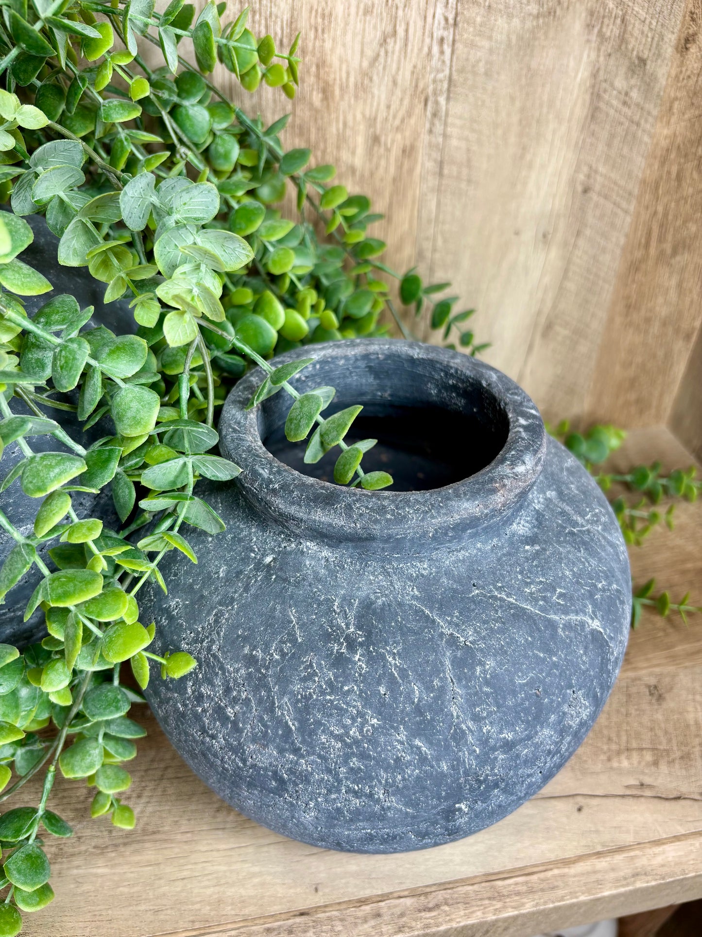 BLACK ROUND VASE