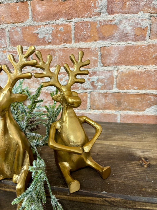 GOLD SITTING HOLDING HANDS REINDEER