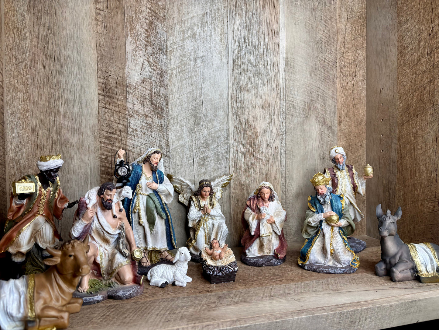 Nativity Set / Kneeling