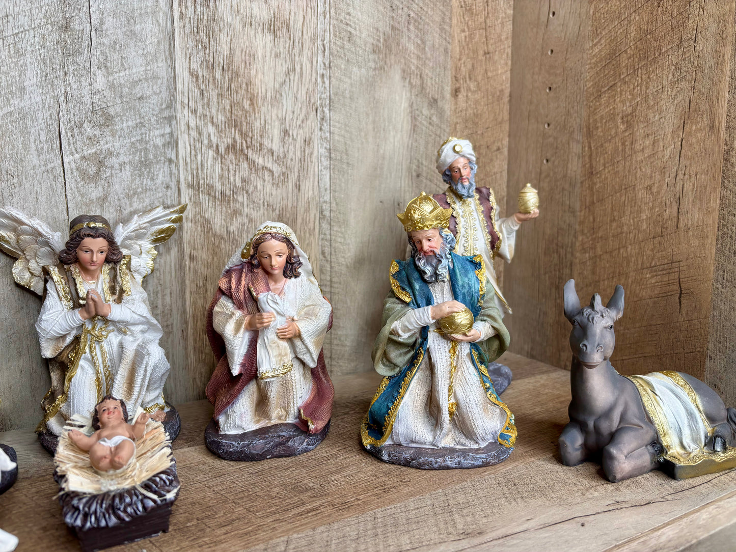 Nativity Set / Kneeling