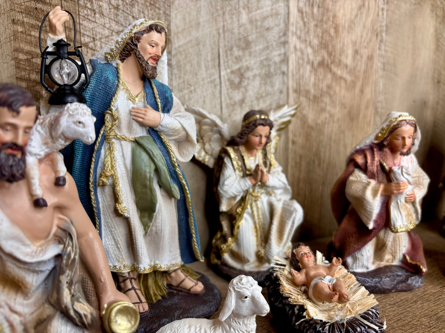 Nativity Set / Kneeling
