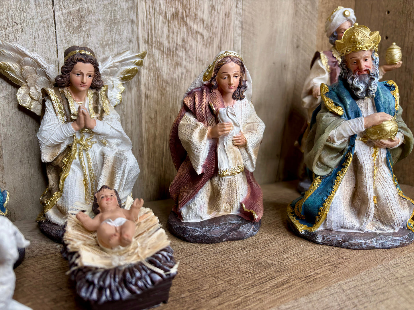 Nativity Set / Kneeling