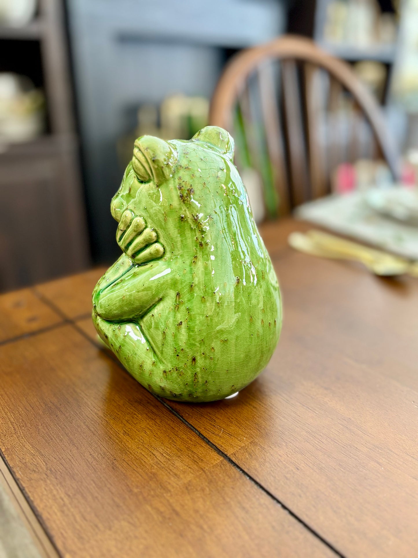 GREEN SITTING FROG