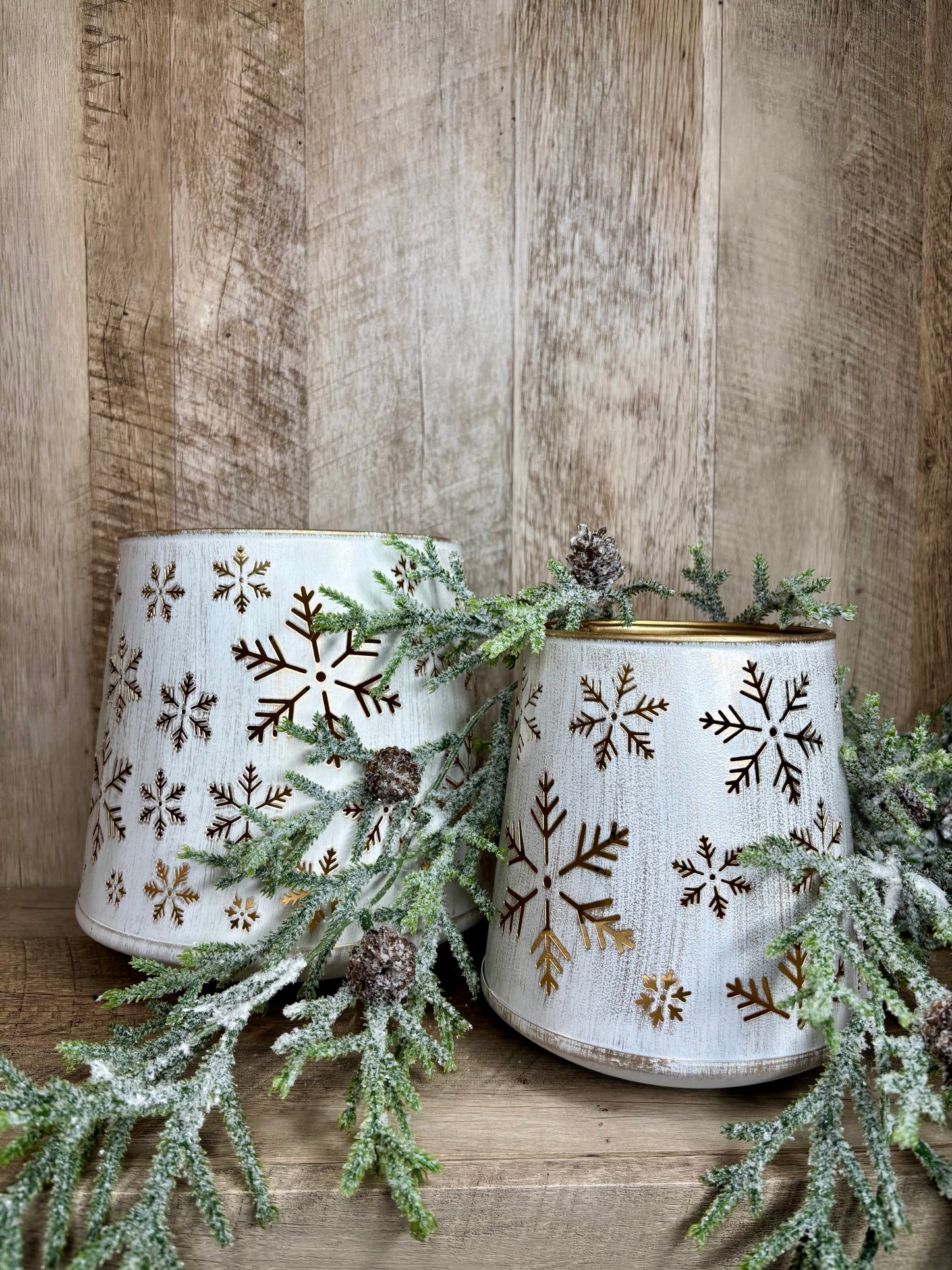 WHT/GOLD TIN SNOWFLAKE LANTERNS