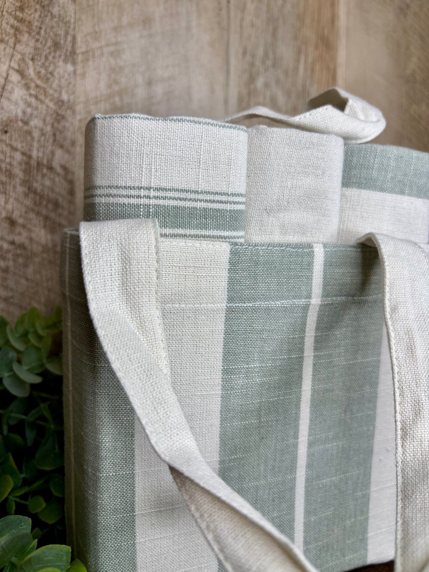 GREEN/WHITE TOWEL SET WITH BAG