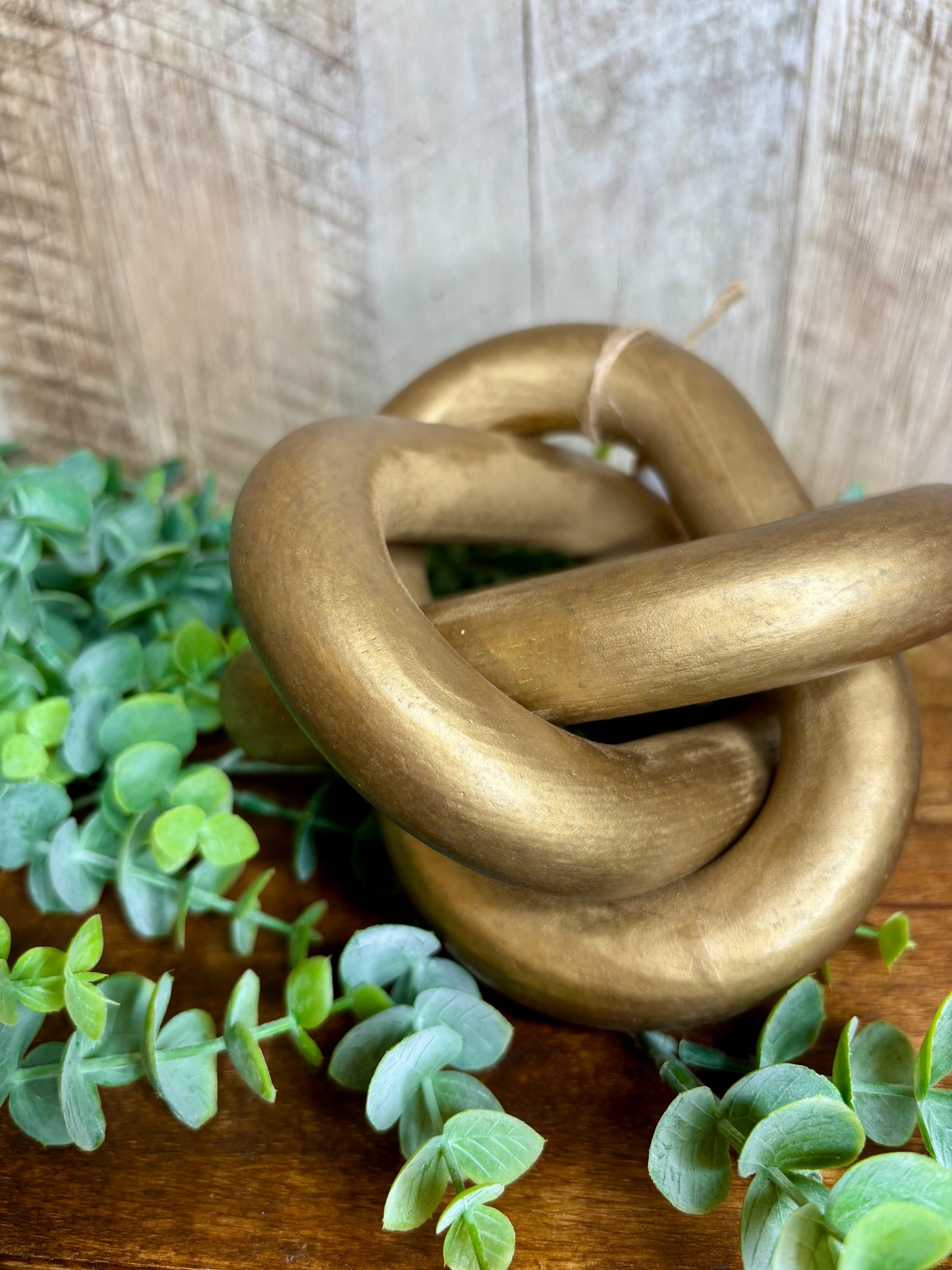 GOLD LINKED WOOD KNOT DECOR