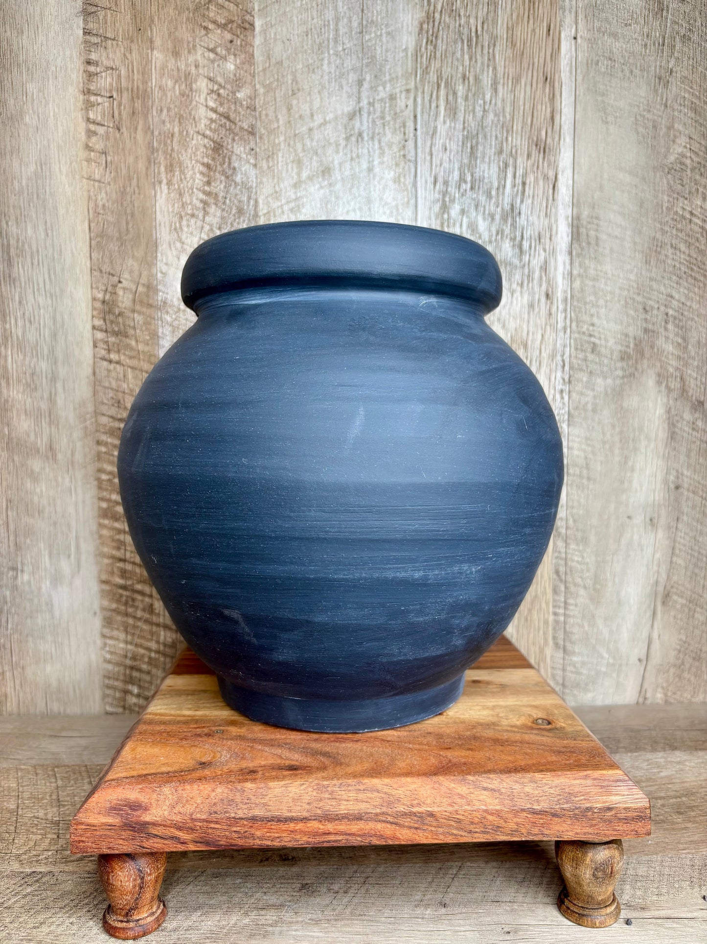 BLACK FAT LIP VASE