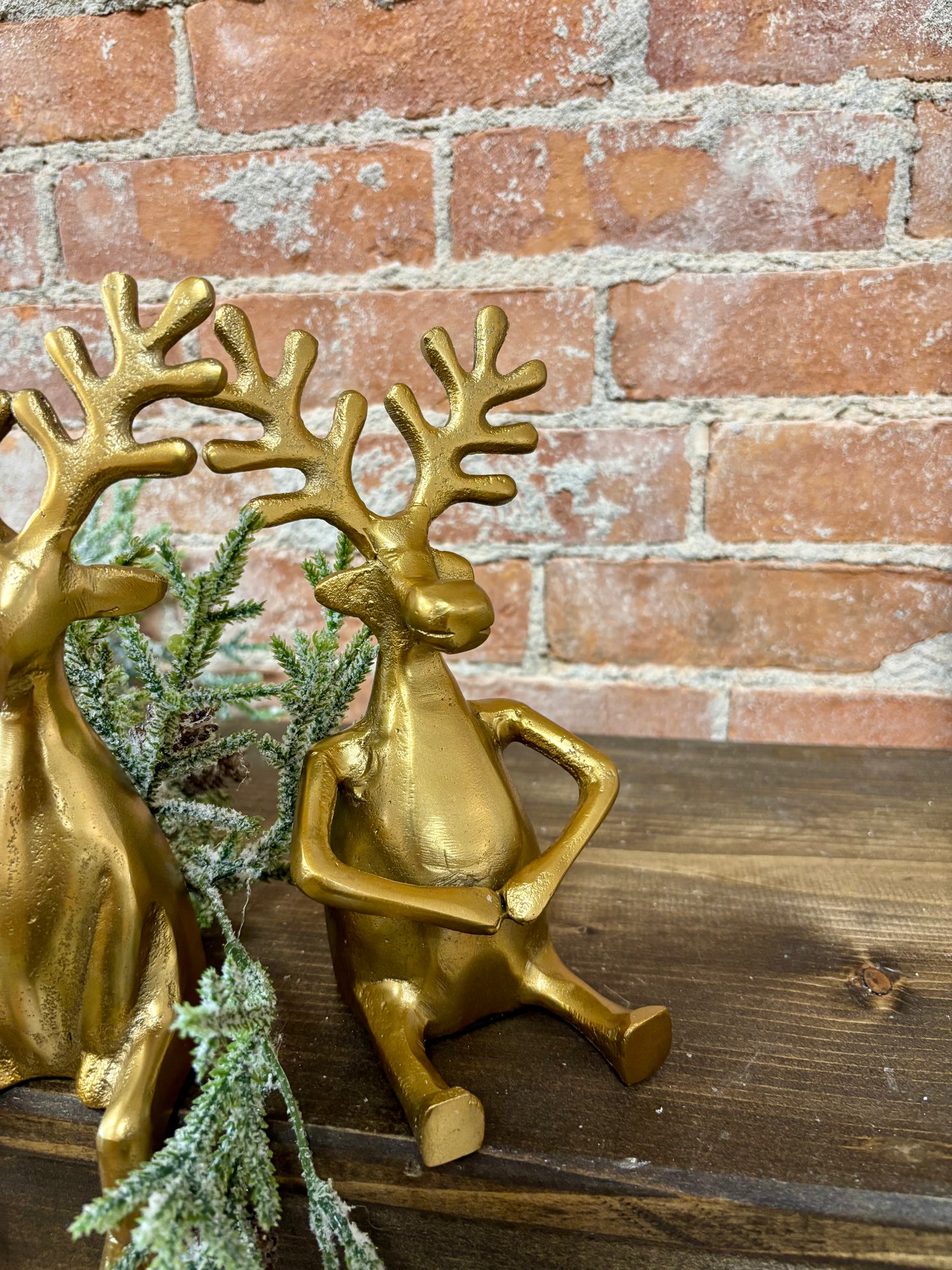 GOLD SITTING HOLDING HANDS REINDEER