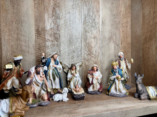 Nativity Set / Kneeling