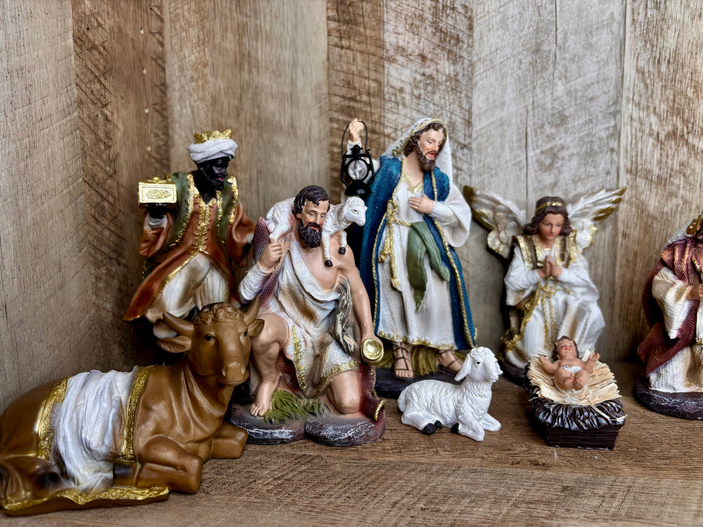 Nativity Set / Kneeling